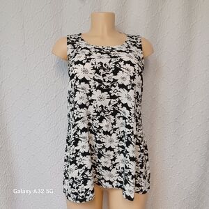 LOFT Women Size M Black and White Floral Top